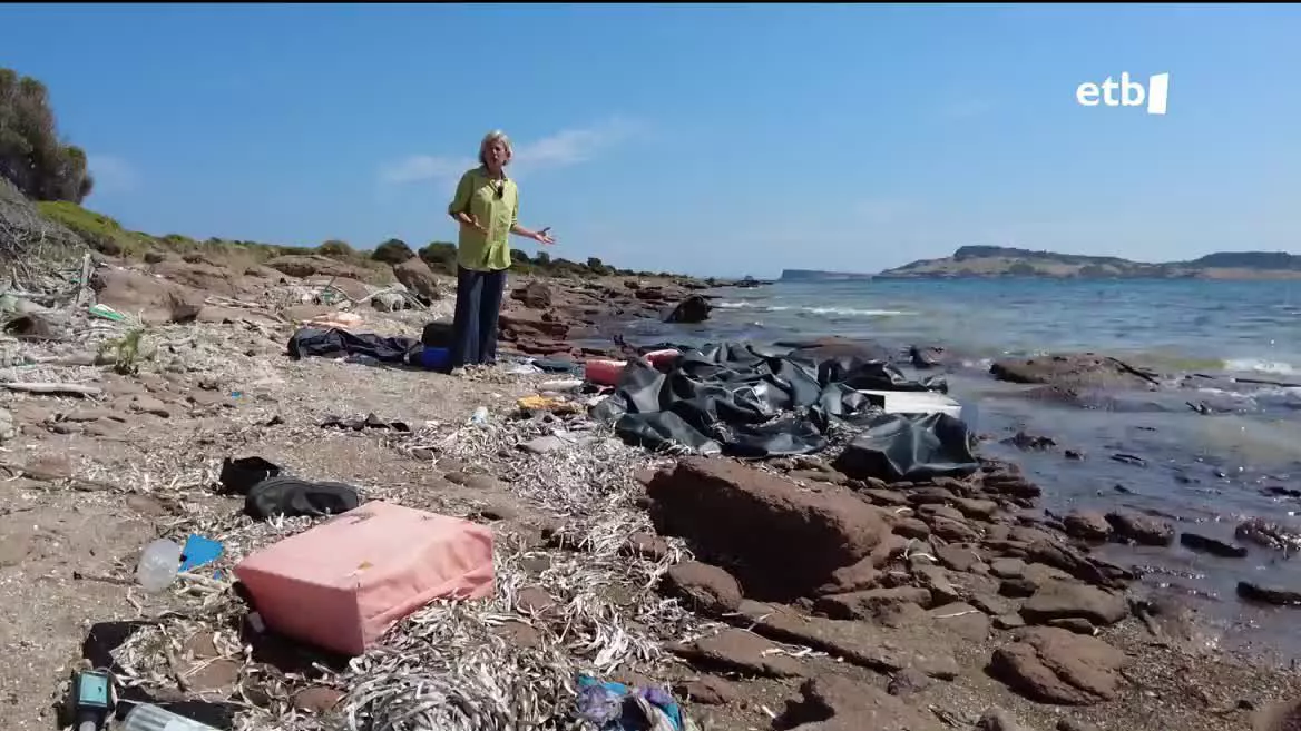 Zaporeak elkarteko Paula Lafougaderekin errefuxatuak iristen diren hondartzetako batean izan da Euskal Telebista. Denak ez dira onik iristen, ordea, duela hiru egun 5 hildako izan ziren, tartean lau ume.