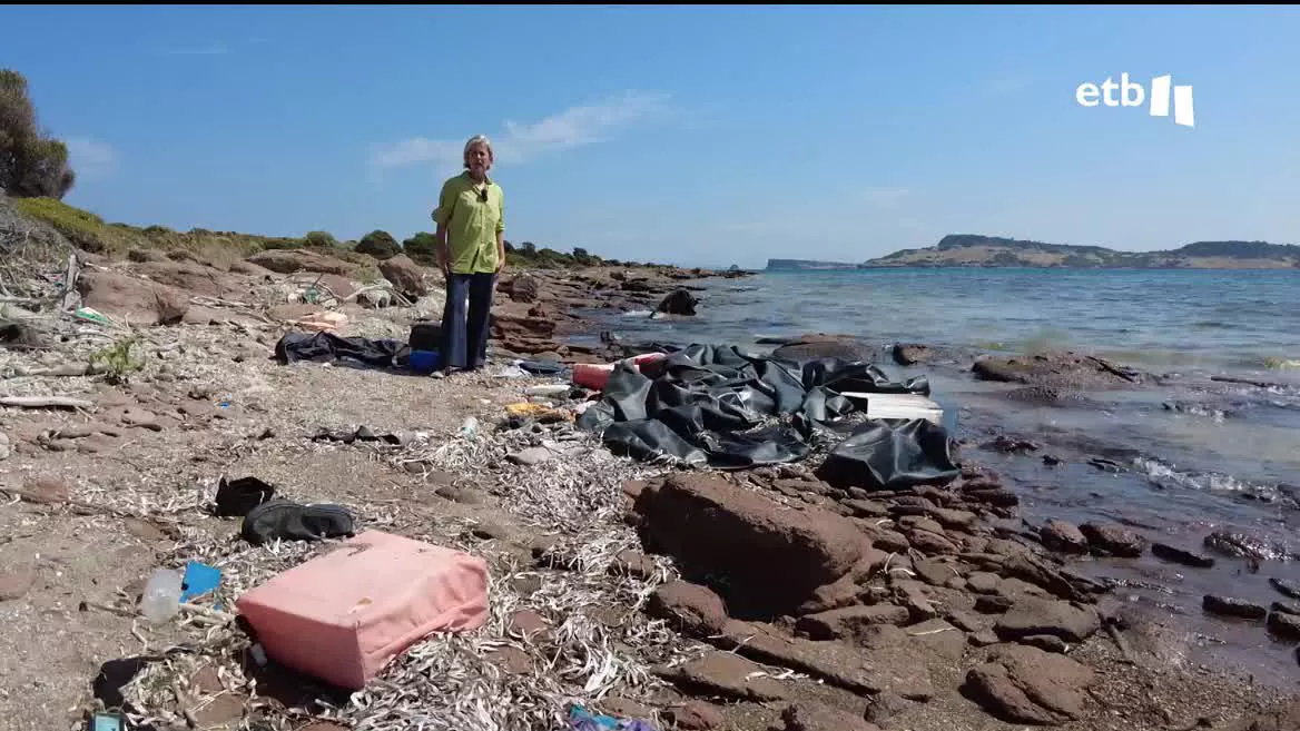 Euskal Telebista ha visitado una de las playas a la que llegan los refugiados. Pero no todos lo consiguen, hace tres días cinco personas perdieron la vida, cuatro eran menores.