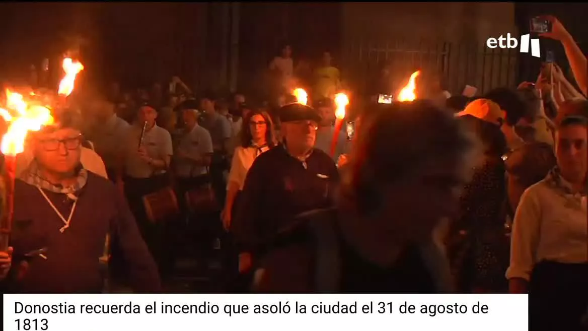 La calle 31 de agosto fue la única que quedó en pie después de que las tropas inglesas asaltaran e incendiaran la ciudad. Tamborradas de diversos barrios han recordado lo ocurrido aquel fatídico día.
