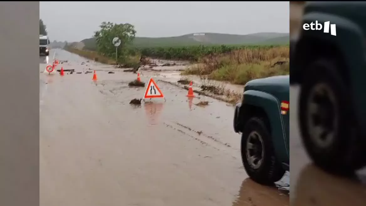 Ha llovido sin parar durante toda la noche, en la comarca de Pamplona, en los Pirineos y en Sakana, entre otros. Ha sido llamativa la cantidad de rayos que han caído: más de 20 000.
