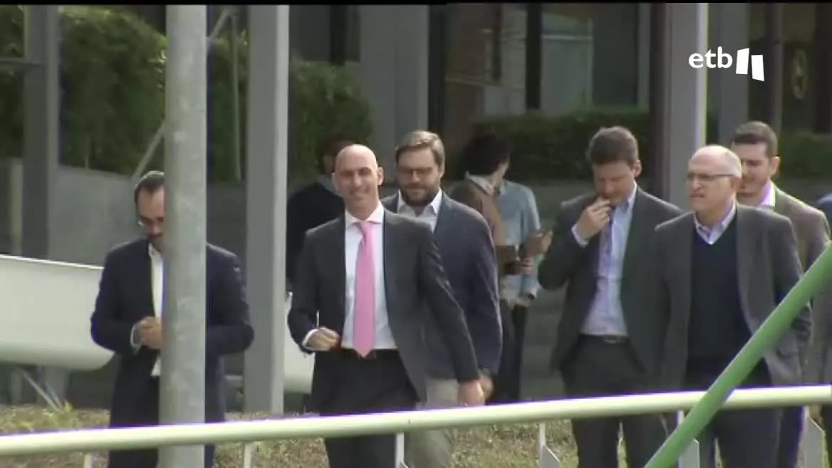 El Tribunal Administrativo del Deporte dictaminó anoche que el comportamiento de Rubiales fue grave, y no muy grave como cabía esperar. Esa decisión le ha cerrado la puerta al Gobierno de España para que pueda suspender de forma temporal al presidente de la Federación.