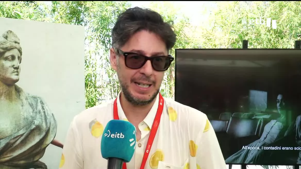 El director bilbaíno se muestra nervioso y feliz de poder exhibir su primer largometraje en el Festival de Cine de Venecia. La película, protagonizada por Lola Dueñas, Ana Torrent y el actor pamplonés Manuel Egozkue, ha sido seleccionada para competir en la sección Giornate degli Autore.
