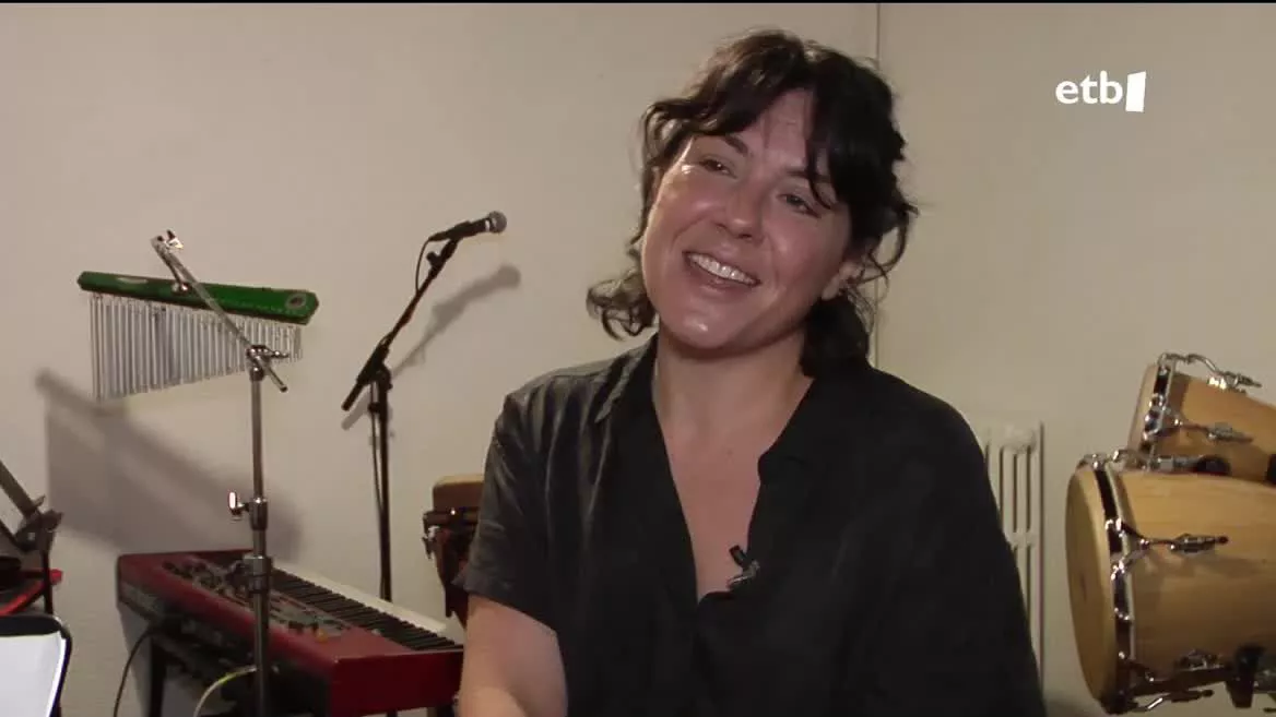 El último trabajo de Inés Osinaga se basa en dos culturas, la vasca y la cubana. Aunque la cantante de Gose inició su camino en solitario el año pasado, dice claro que no está sola. Ha compuesto el disco con artistas de este y el otro lado del Atlántico,  todas ellas mujeres.