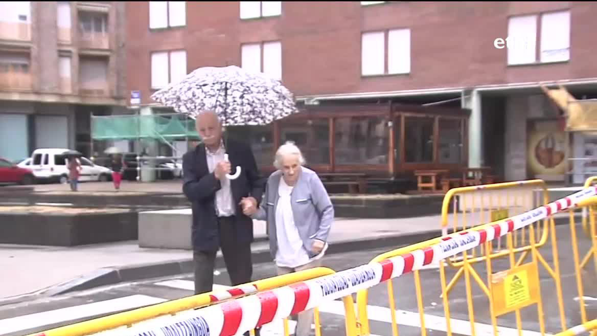 Azken orduak gorabeheratsuak izan dira eguraldiari dagokionez, Iruñean batez ere. Ur putzuek eta uholdeek traba dezente eragin dituzte Nafarroan, baina arratsaldean atertzera jo du.