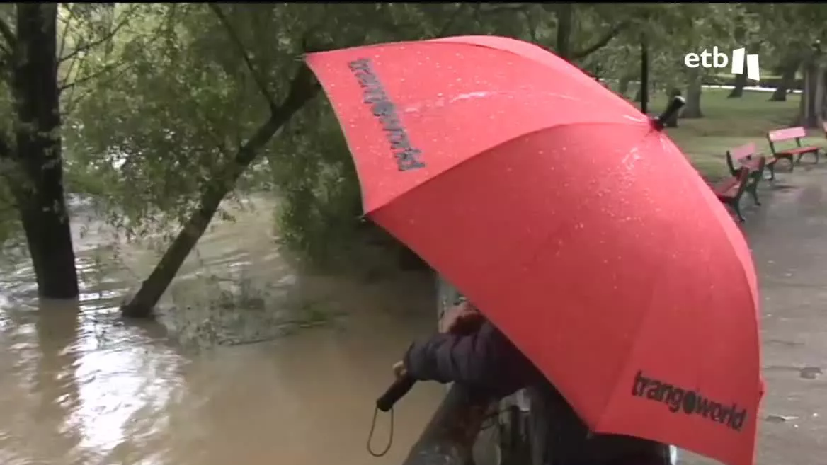 El temporal ha ocasionado numerosas incidencias durante las últimas horas, sobre todo en Pamplona. Las balsas de agua y las inundaciones han causado un día accidentado en Navarra, aunque por la tarde la tendencia ha sido a escampar.