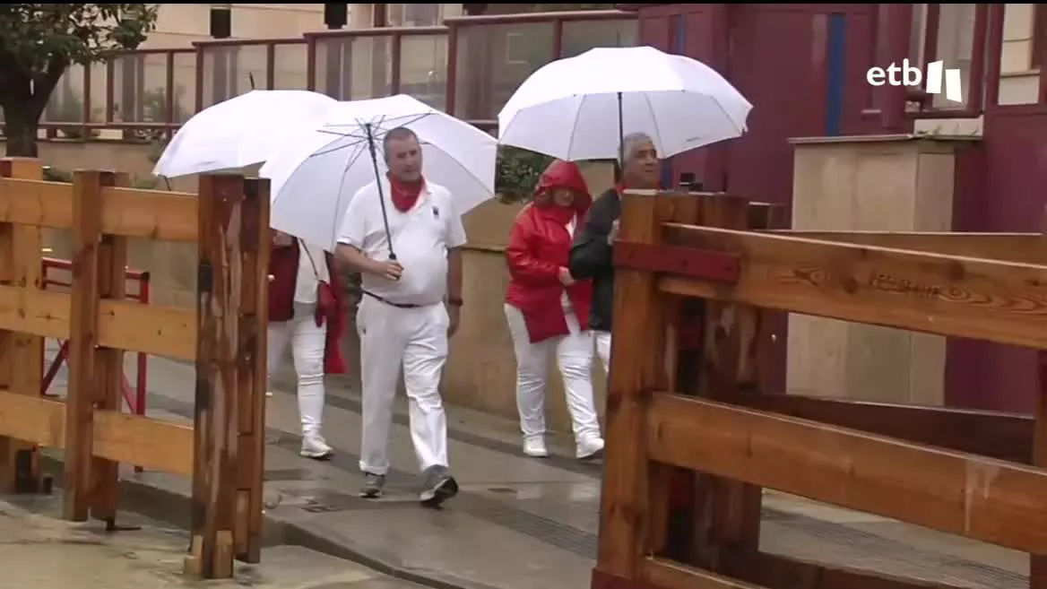 Las lluvias han llegado mucho más allá de Pamplona. En Peralta las fiestas van pasadas por agua; hasta el recorrido del encierro estaba inundado.