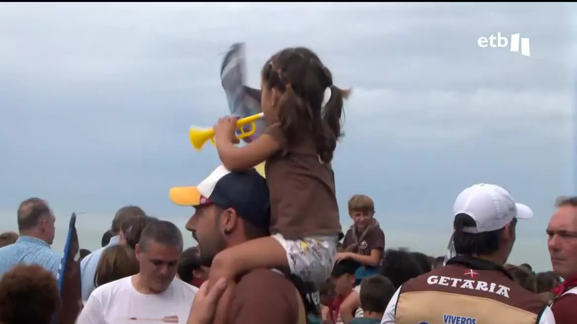 Bajo la niebla pero sin una gota de lluvia se ha disputado en San Sebastián la primera jornada de la Bandera de La Concha. Miles de personas se han dado cita para disfrutar de la gran regata.