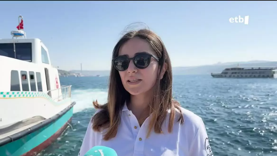 28 urteko emakume honek 200 urteko historia hautsi  eta Istanbulgo flota publikoan itsasontzi bateko kapitain izatea lortu du. 10 lagunentzako tokia duen taxi-ontzia gidatuko du. 120 gidariko zerbitzuan emakume bakarra izango da. Eredu izatea espero du beste askok bere bideari jarrai diezaioten.
