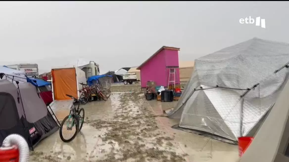 Las lluvias extremas también han inundado en Estados Unidos el famoso festival Burning Man. Se celebra en Nevada y, a pesar de ser un desierto, las lluvias y el barro lo han cubierto todo. Hay un fallecido, y decenas de miles de personas han quedado atrapadas.