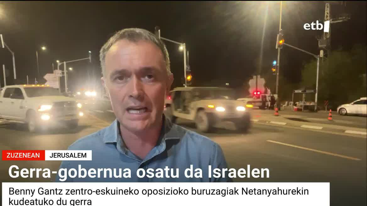 EITBk Jerusalemen duen korrespontsalaren esanetan, Netanyahuren aldekoak diren eskualdeetan ere galtzen ari da babesa lehen ministroa. Bien bitartean, gerra kudeatzeko batasun-gobernua osatu du oposizioarekin.