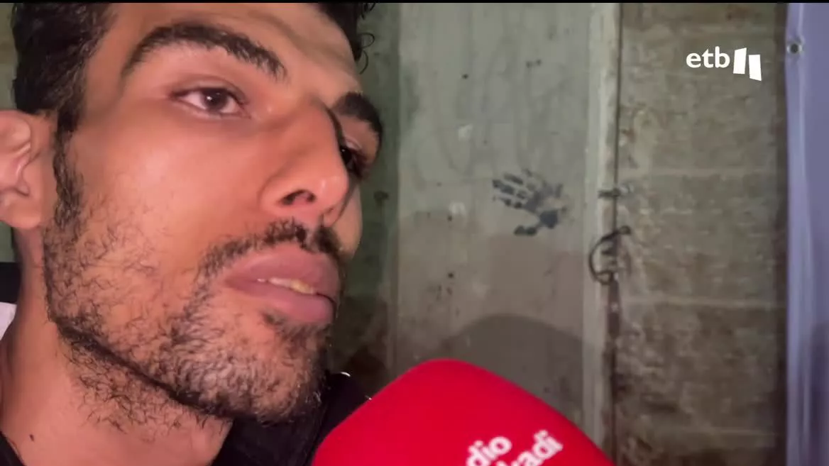 Sin posibilidades de volver a casa, solo les queda esperar viviendo de montones de solidaridad que han llegado de toda Palestina para ellos. Mientras, siguen esperando noticias de Gaza.