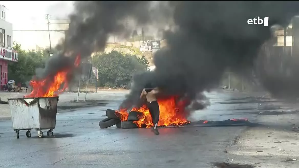 Gerrak areagotu egin ditu protestak. Nerabeek diote ez dutela beste egitekorik, eskolarik ez dutela. Nagusienek, berriz, intifada garaiak gogoratzen dituzte.