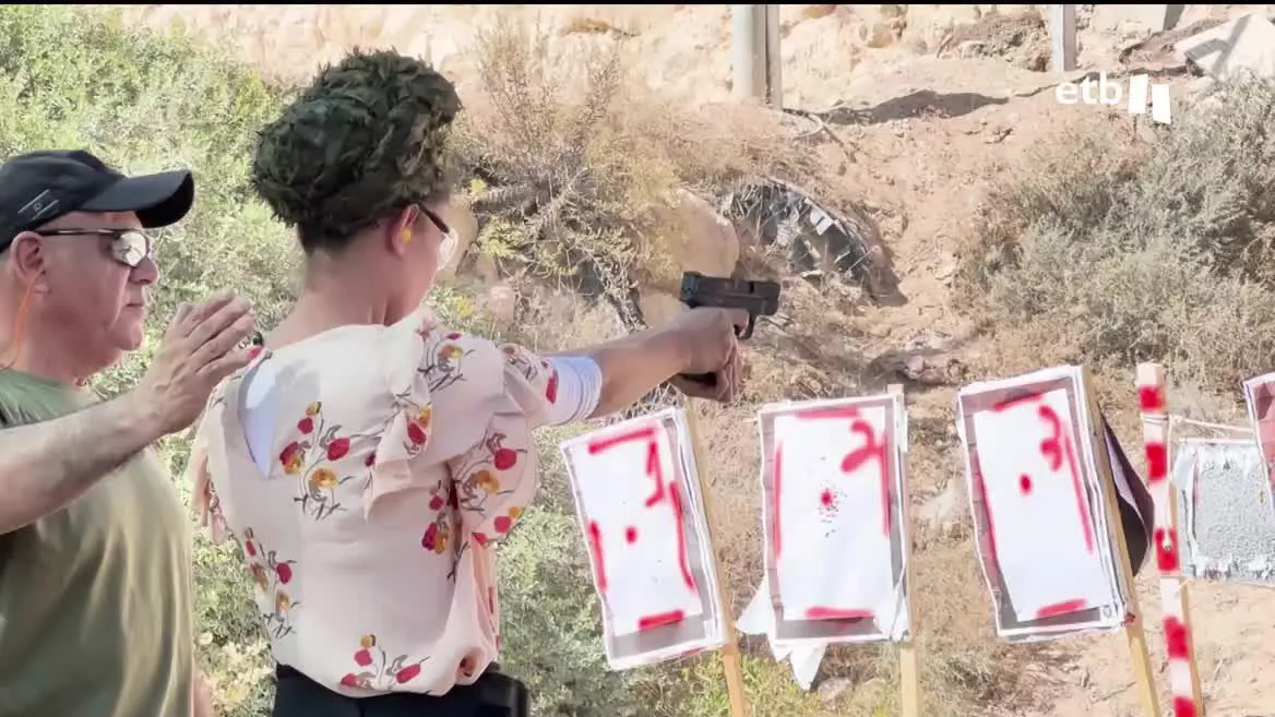 Tras los ataques de Hamás, en Israel se han solicitado 100 000 licencias de uso de armas y Netanyahu también ha hecho un llamamiento a toda la población para que disponga de ellas. En este sentido, los cursos de autodefensa están llenos en el país y se ha multiplicado la venta de armas; una pistol