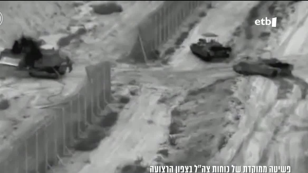 Azken orduotan kezka areagotu egin da Hamasek iragarri baitu Israelek Gazan egindako bonbardaketen ondorioz 50 bahitu hil direla. Haien senideek protesta egin dute gaur Tel Aviven Defentsa Ministerioaren egoitzaren atarian, lur inbasioa gatibuak etxera onik ekarri ostean abiatu dezatela eskatzeko.