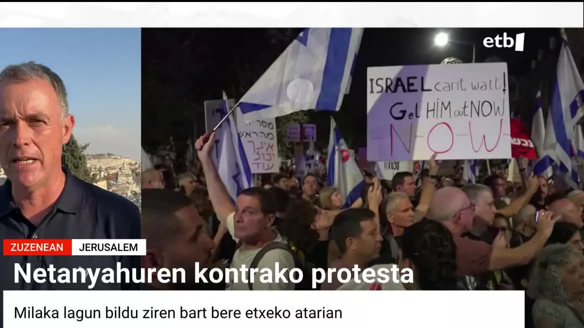 Gerra eta gatibuen krisia oker kudeatzea leporatzen diote lehen ministroari. Tel Aviven beste milaka lagunek bat egin dute bahituen senideekin, haiei babesa adierazteko.