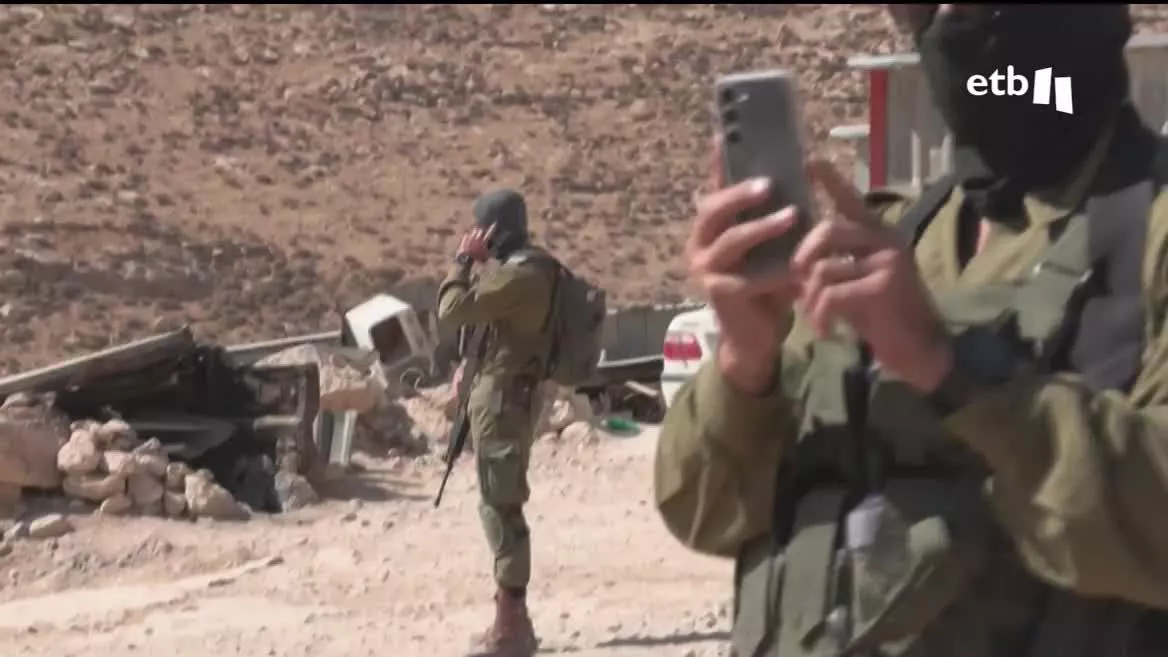 La situación en Gaza tiene un impacto directo en Cisjordania. Los colonos han intensificado sus amenazas y ataques contra la población palestina, a menudo apoyados por soldados israelíes. En Hebrón ha estado el periodista de EITB Mikel Ayestaran, que ha hablado con varios vecinos.