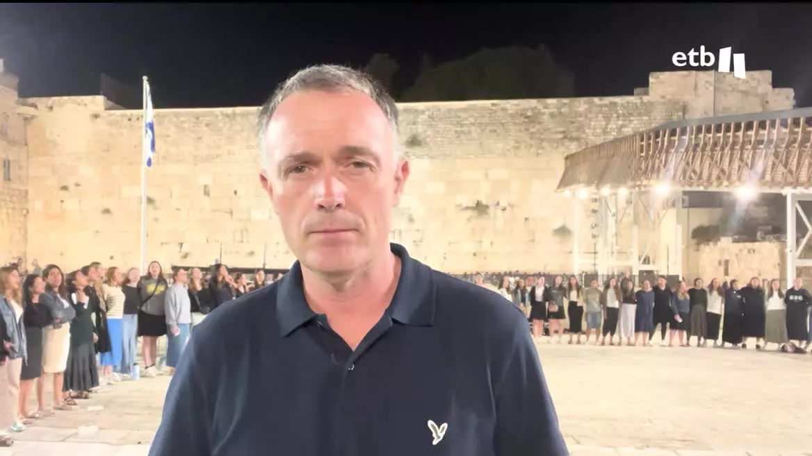 Miles de personas han participado esta tarde en Jerusalén en un acto de recuerdo a las 1400 víctimas que provocó el ataque de Hamás el pasado 7 de octubre. Durante el acto, también han vuelvo a pedir la liberación de las 240 personas que, oficialmente, siguen secuestradas.
