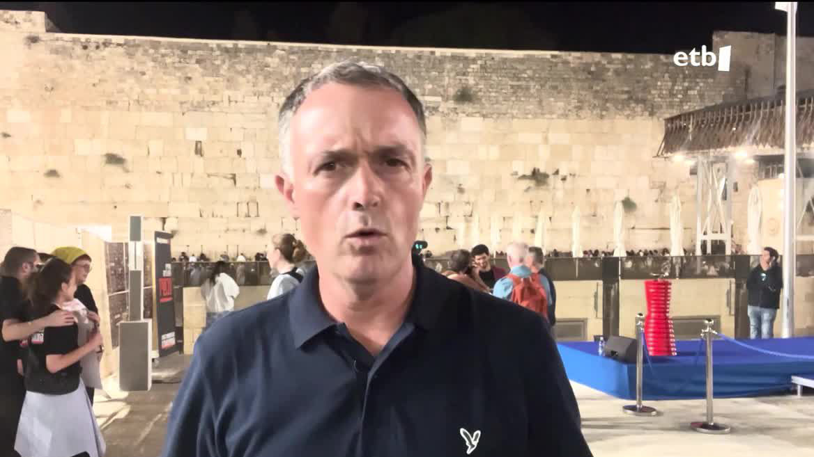 Milaka pertsonak parte hartu dute gaur arratsaldean Jerusalemen Hamasen erasoak urriaren 7an eragin zituen 1400 biktimak gogoratzeko ekitaldian. Horretan zehar, ofizialki bahituta jarraitzen duten 240 pertsonen askatasuna ere eskatu dute.