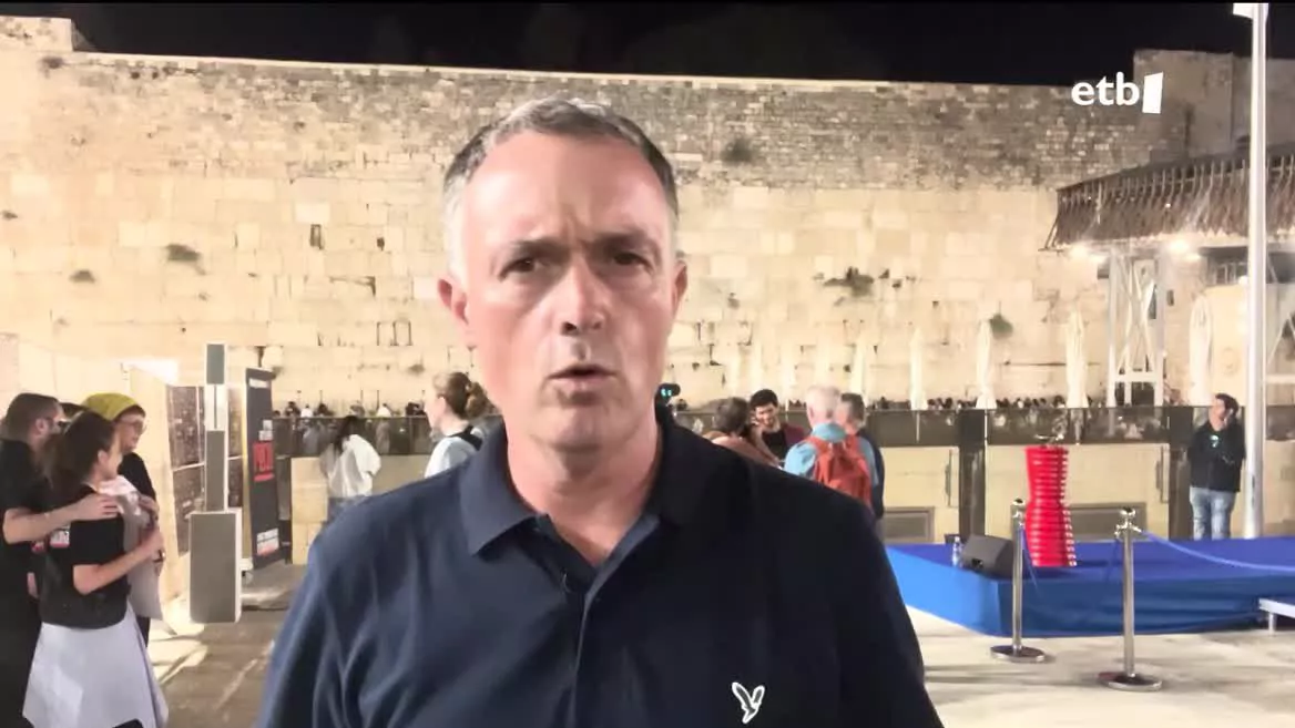 Milaka pertsonak parte hartu dute gaur arratsaldean Jerusalemen Hamasen erasoak urriaren 7an eragin zituen 1400 biktimak gogoratzeko ekitaldian. Horretan zehar, ofizialki bahituta jarraitzen duten 240 pertsonen askatasuna ere eskatu dute.
