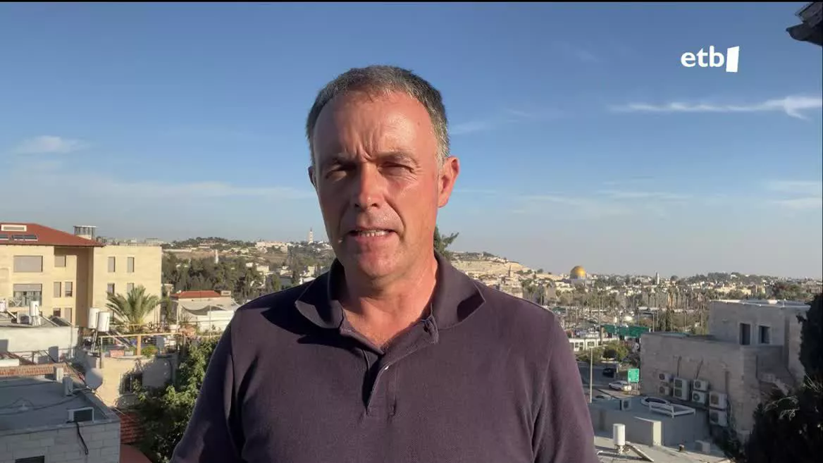 Saladinoko errepidean pasabide bat ireki dute lau orduz, zibilak hegoaldetik ebakuatu ahal izateko. Israelek lau orduko etenaldi humanitarioak onartu ditu Gazan, baina akordioak ez du su-etenik ekarriko, eta ez du bahituak askatzeko aterik irekiko. NBErentzat "ziniko eta krudelak" dira pasabideak.