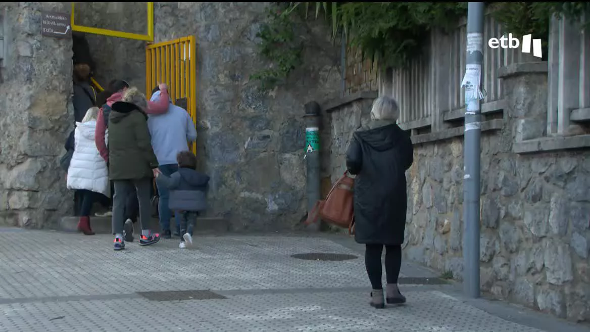 Hasta la rescisión del contrato, las familias han tenido que optar por diferentes formas para que sus hijos comieran. Muchas familias no se conforman con el modelo de catering y quieren que la comida se cocine en el propio centro educativo.