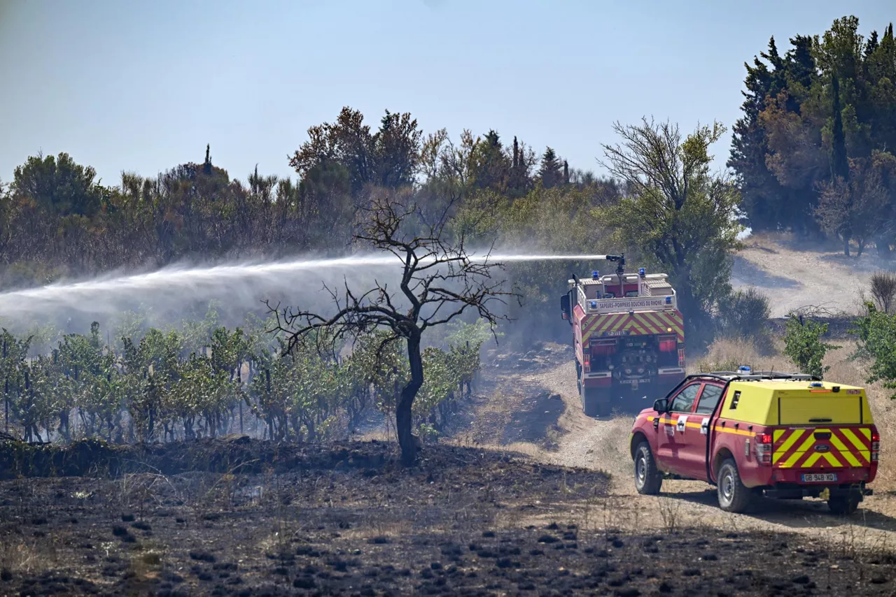 Saint-Laurent-de-la-Cabrerisse (France), 07/08/2025.- A fire engine tackles a brush fire as a wildfire continues to spread in Saint-Laurent-de-la-Cabrerisse, Aude department, southern France, 07 August 2025. Some 16,000 hectares have been burned so far and at least one person died in one of the biggest wildfires in France since 1949. (incendio forestal, Francia) EFE/EPA/PHILIPPE MAGONI
