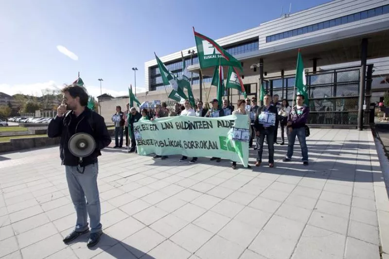 ELA y LAB exigen la retirada del decreto de ampliación de la jornada laboral de los funcionarios.EFE