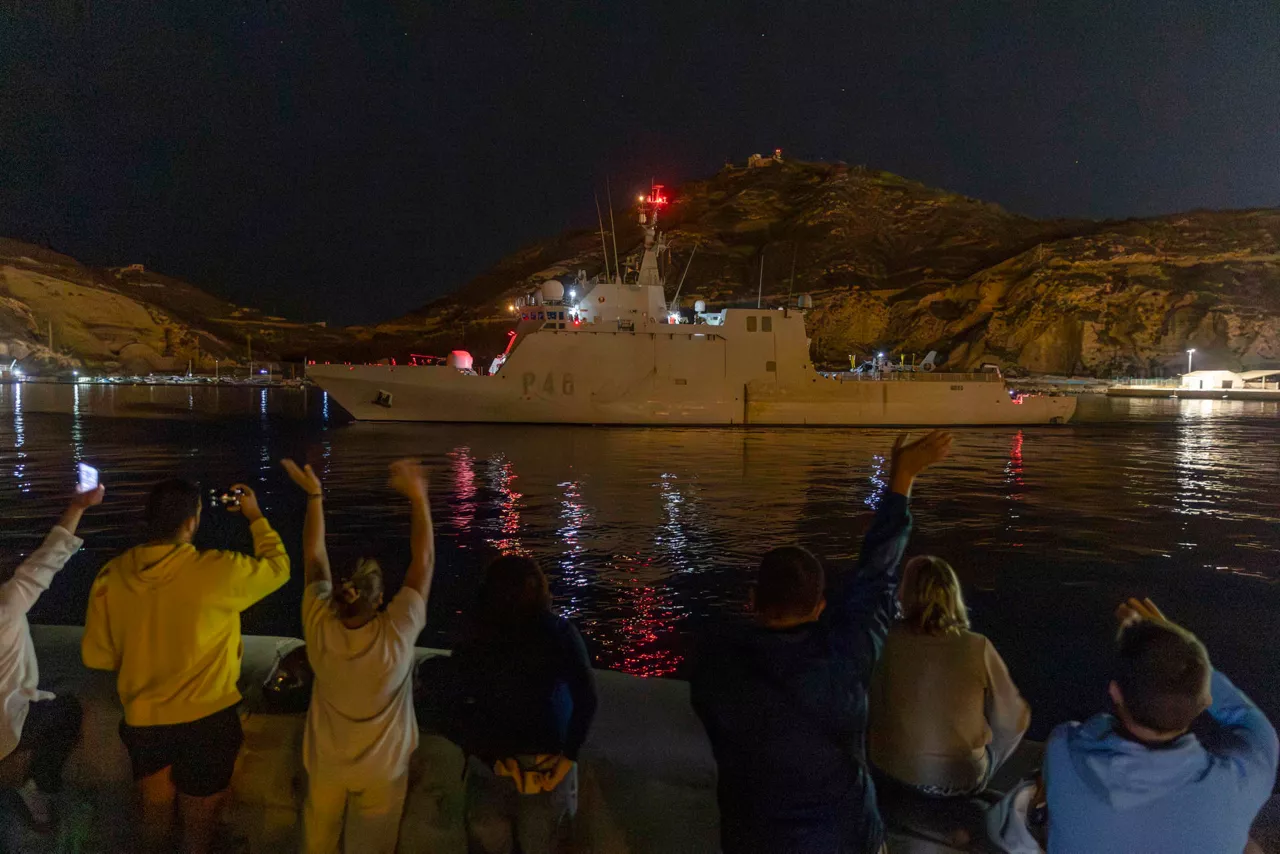 CARTAGENA (MURCIA), 25/09/2025.- El buque de acción marítima (BAM) Furor ha zarpado la madrugada de este viernes del puerto de Cartagena para dar apoyo a la Global Sumud Flotilla que lleva ayuda humanitaria a la franja de Gaza, tras los ataques sufridos por varios de sus componentes el pasado martes. EFE/Marcial Guillén
