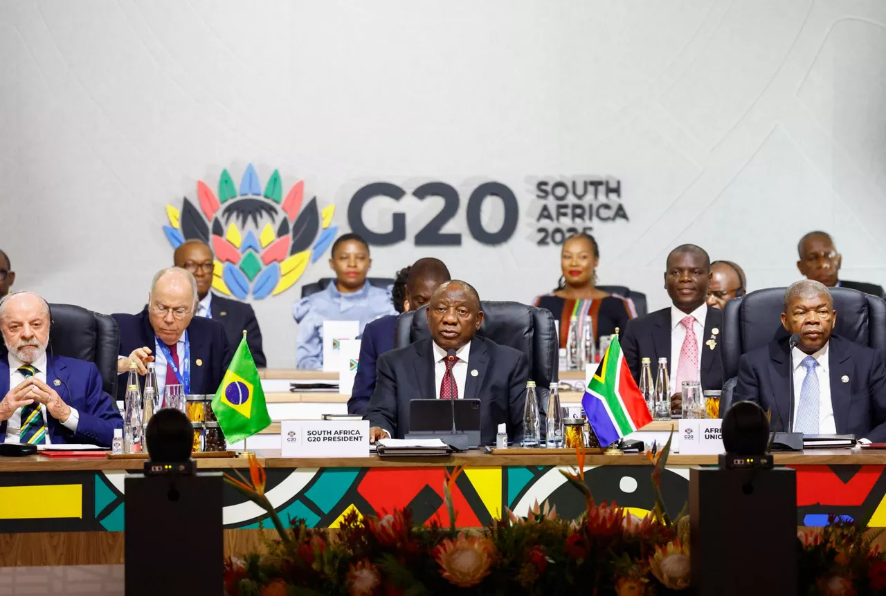 Johannesburg (South Africa), 22/11/2025.- South African President Cyril Ramaphosa speaks alongside Brazil's President Luiz Inacio Lula da Silva and Chairperson of the African Union Joao Lourenco at a plenary session on the opening day of the G20 Summit at the Nasrec Expo Centre in Johannesburg, South Africa, 22 November 2025. World leaders are gathering in South Africa, the host of this year's G20 Leaders' Summit on 22 and 23 November 2025, to discuss the global economy, development and financing. (Brasil, Sudáfrica, Johannesburgo) EFE/EPA/THOMAS MUKOYA / POOL
