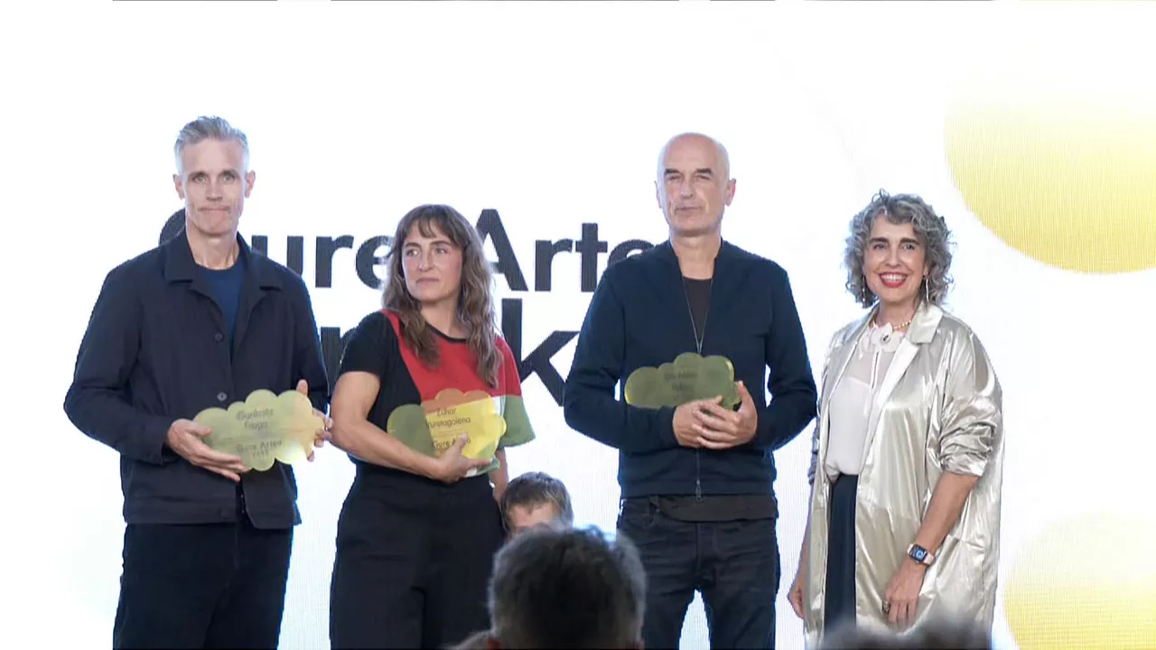 Los premiados Garikoitz Fraga, Zuhar Iruretagoiena y Jon Mikel Euba, con Ibone Bengoetxea.