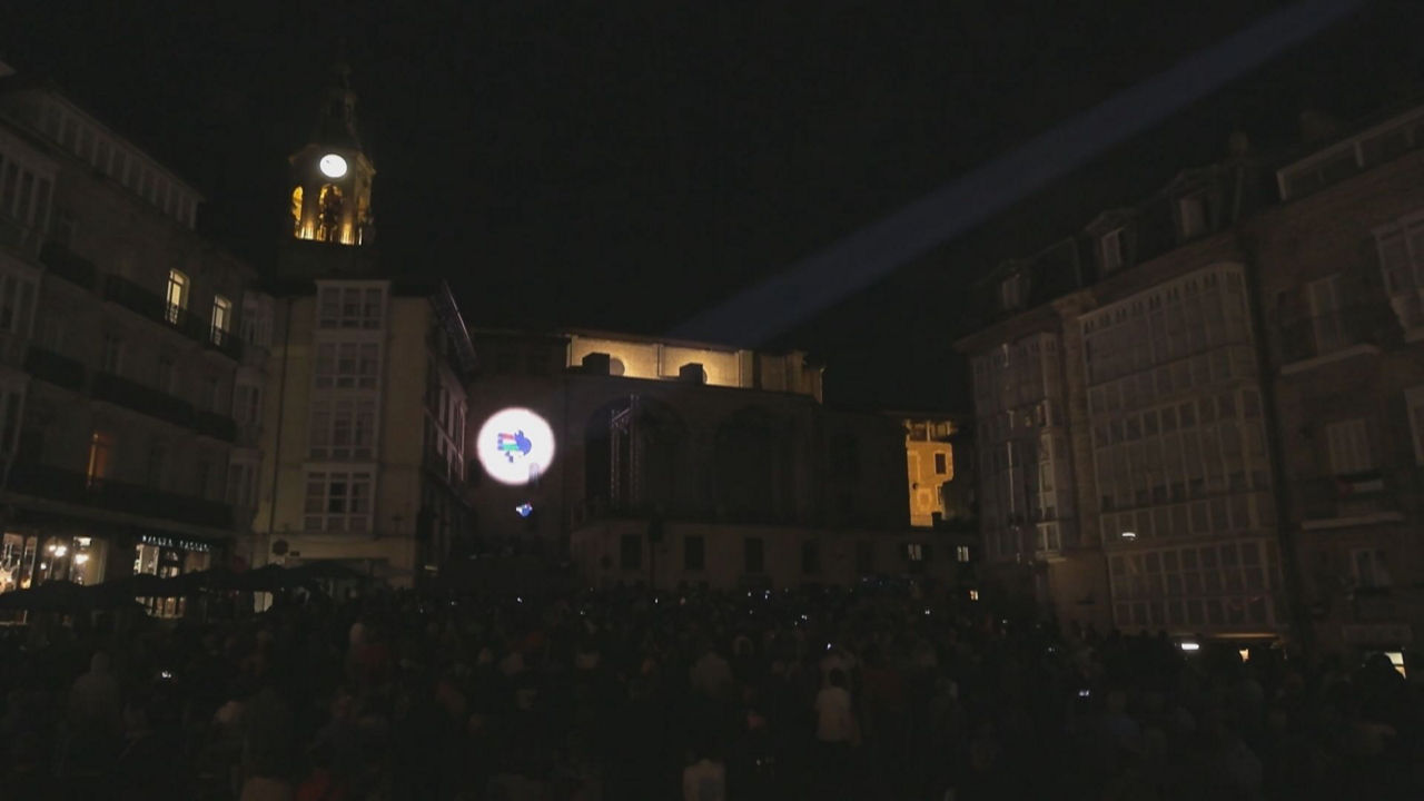 Radio Vitoria repasa sus 90 años con un emotivo espectáculo audiovisual de luz y sonido