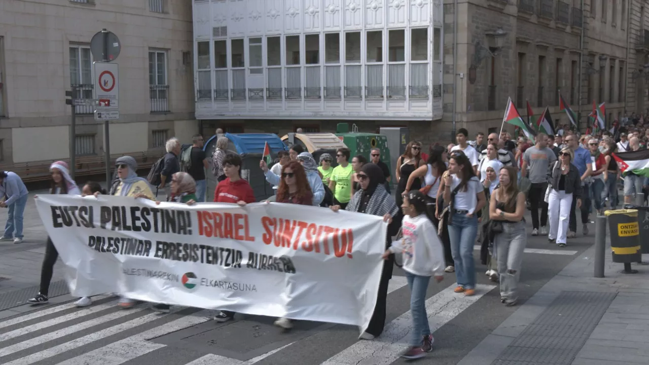 Multitudinaria manifestación en Vitoria-Gasteiz contra el genocidio en Gaza