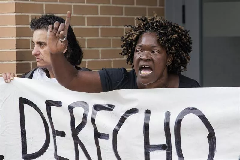Una mujer protesta ante su desahucio en Vitoria-Gasteiz. Foto de archivo: EFE