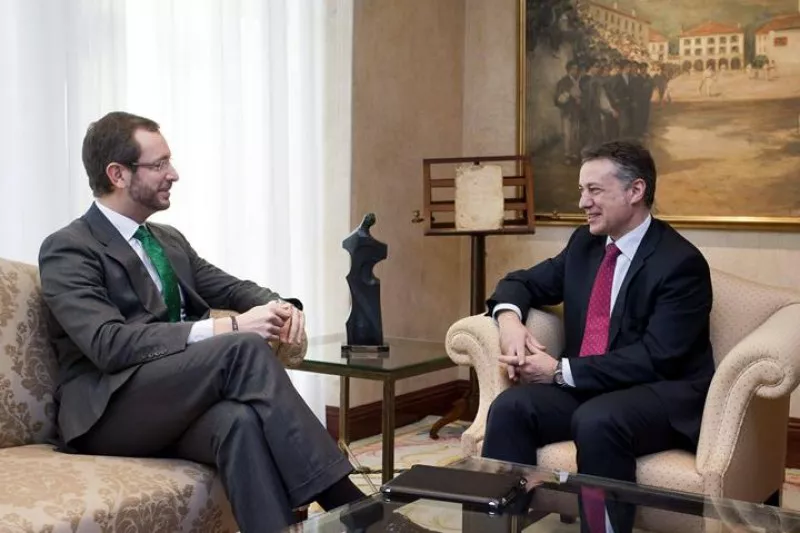 Lehendakaria Javier Maroto Gasteizko alkatearekin.