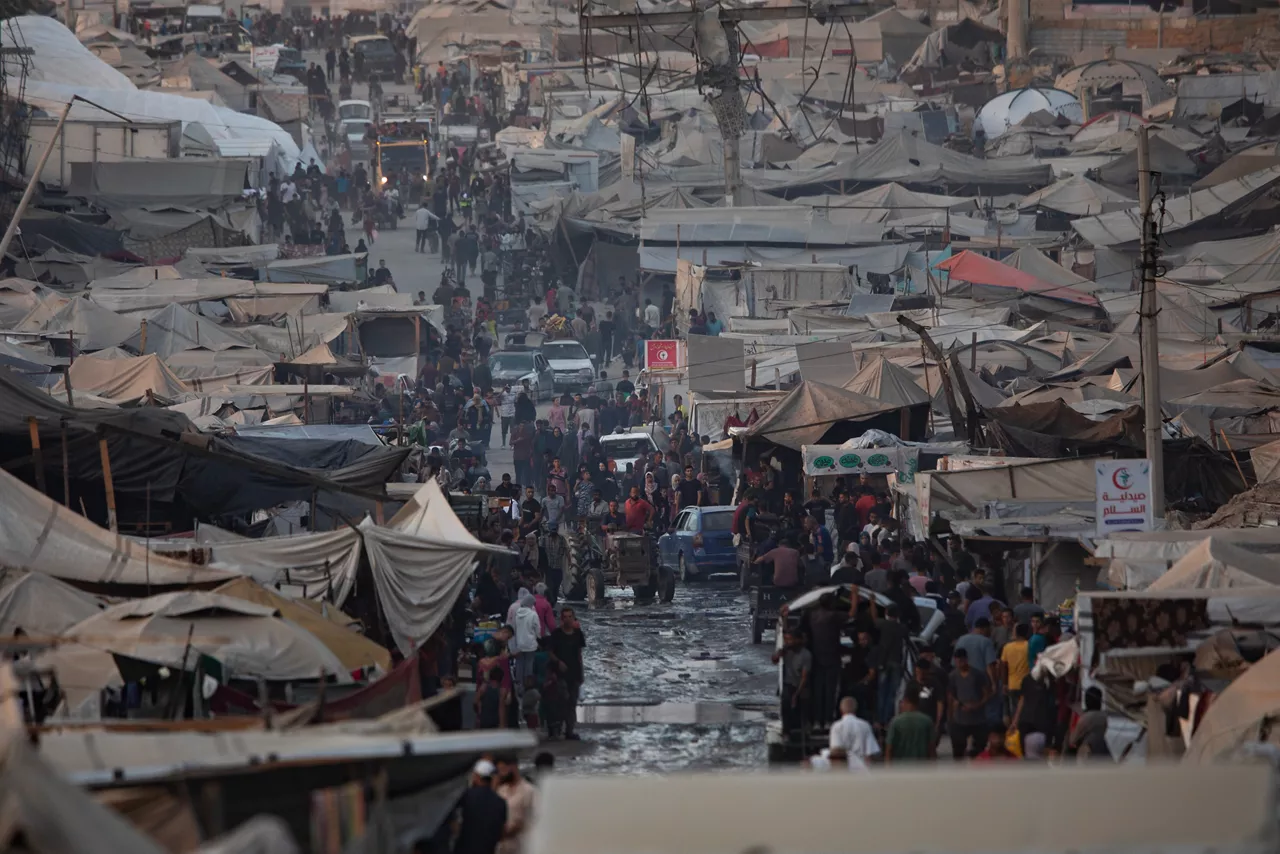 FOTODELDÍA GAZA , 03/09/2025.- Palestinos desplazados del norte de la Franja de Gaza huyen con sus pertenencias a un campamento de desplazados en la calle Al-Rasheed, al oeste de la ciudad de Gaza. Según la ONU, alrededor del 90 % de la población de Gaza, o 1,9 millones de personas, se han visto desplazadas desde el inicio del conflicto. EFE/ Haitham Imad
