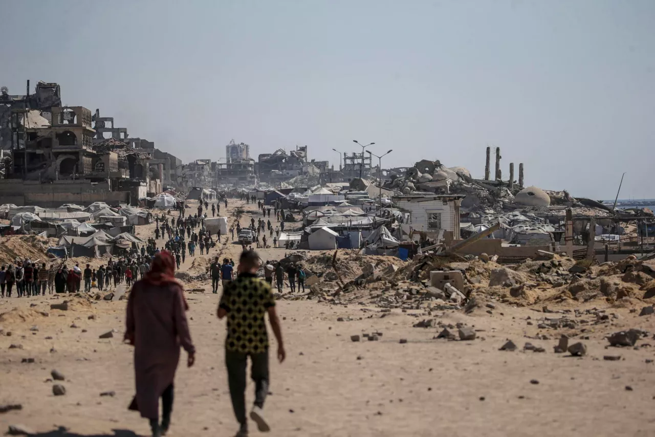 ZIKIM (---), 20/07/2025.- Internally displaced Palestinians walk along Rashid Road in western Jabalia, northern Gaza Strip, 20 July 2025. According to the Palestinian Ministry of Health in Gaza, at least 67 people were killed while trying to receive humanitarian aid in the Zikim area, northern Gaza. EFE/EPA/MOHAMMED SABER
