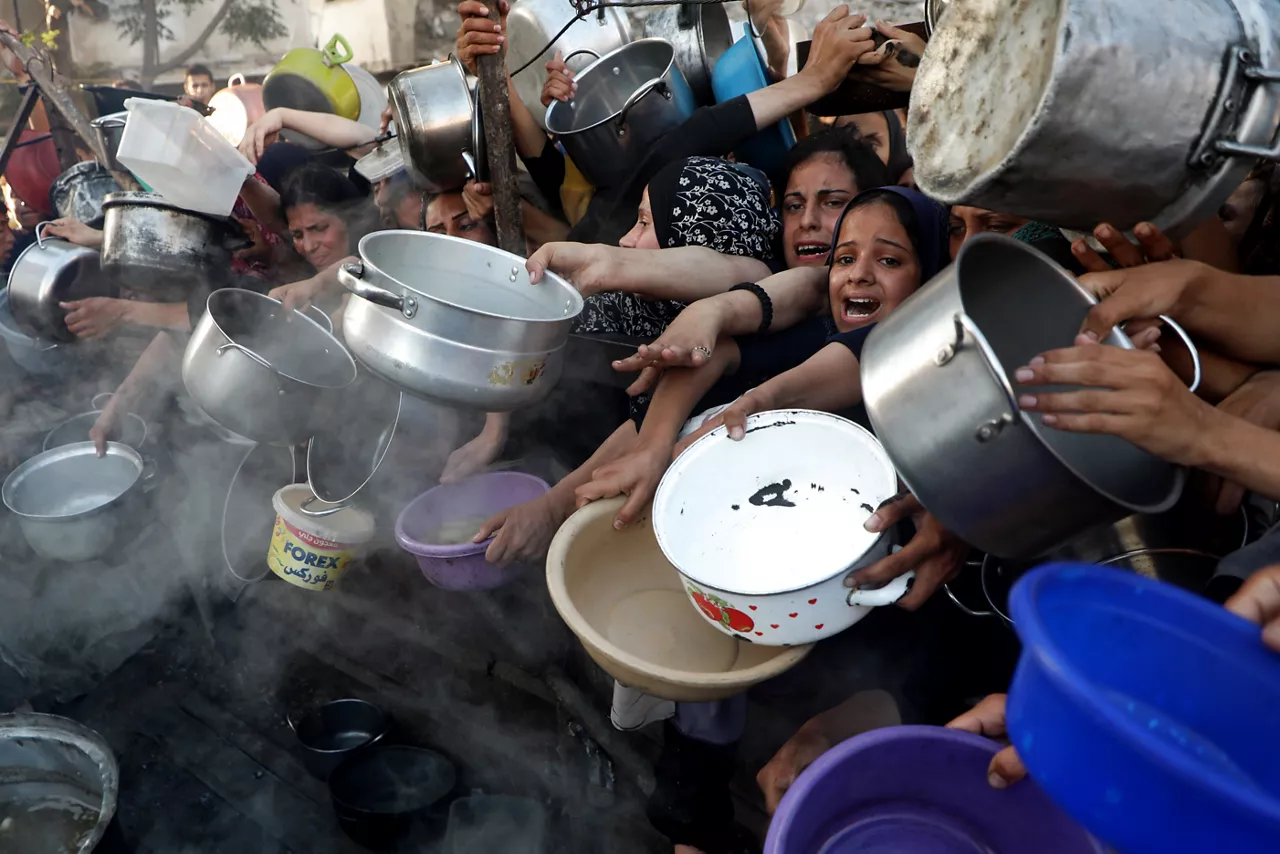 GAZA CITY, July 21, 2025  -- Palestinians wait to receive food in the Al-Rimal neighborhood of central Gaza City, on July 20, 2025. The total death toll of hunger in Gaza since March has reached 86, including 76 children, the Gaza-based health authorities said Sunday.



Europa Press/Contacto/Rizek Abdeljawad

20/7/2025