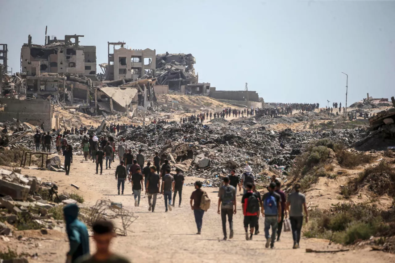 ZIKIM (---), 20/07/2025.- Internally displaced Palestinians walk along Rashid Road in western Jabalia, northern Gaza Strip, 20 July 2025. According to the Palestinian Ministry of Health in Gaza, at least 67 people were killed while trying to receive humanitarian aid in the Zikim area, northern Gaza. EFE/EPA/MOHAMMED SABER
