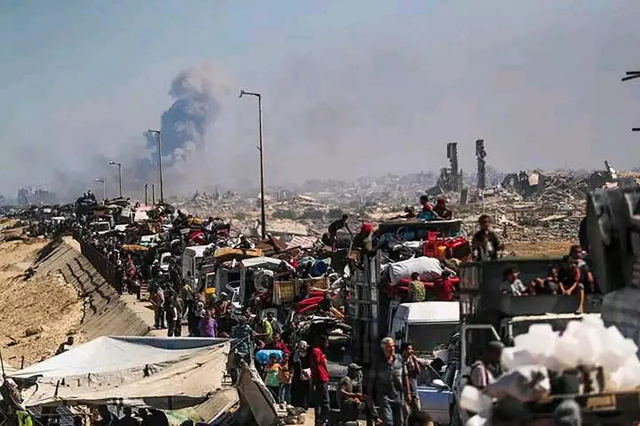 15 September 2025, Palestinian Territories, Gaza: A convoy of refugees lines up along the roads in Gaza to flee Israeli bombardment. Photo: Hasan Alzaanin/TASS via ZUMA Press/dpa



Hasan Alzaanin/TASS via ZUMA Pre / DPA

15/9/2025 ONLY FOR USE IN SPAIN