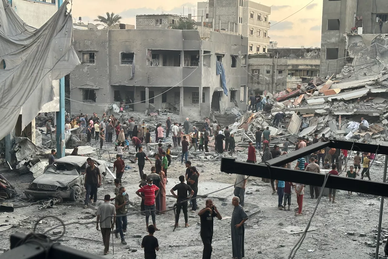 15 September 2025, Palestinian Territories, Gaza: People gather outside a building damaged in an Israeli airstrike west of Gaza City. Photo: Hasan Alzaanin/TASS via ZUMA Press/dpa



Hasan Alzaanin/TASS via ZUMA Pre / DPA

15/9/2025 ONLY FOR USE IN SPAIN