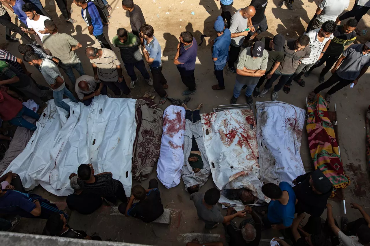 Gaza City (-), 07/09/2025.- GRAPHIC CONTENT - Palestinians react near the bodies of those killed in Israeli airstrikes, in the yard of the al-Shifa Hospital in Gaza City, 07 September 2025. According to the Palestinian Ministry of Health in Gaza, at least 31 Palestinians were killed and more than 130 others injured while attempting to obtain humanitarian aid in the past day. EFE/EPA/HAITHAM IMAD -- ATTENTION EDITORS: GRAPHIC CONTENT
