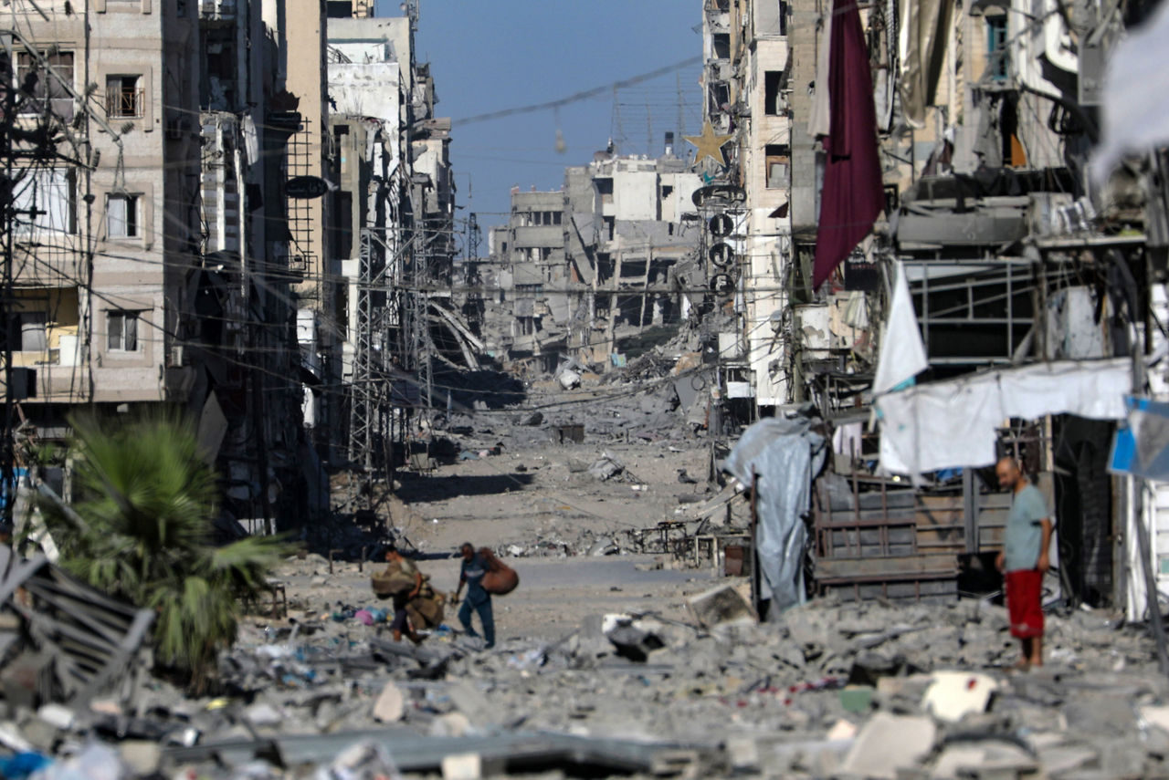 GAZA CITY (---), 07/10/2025.- Palestinians move on the damaged Al-Nassr street during an Israeli military operation in Gaza City, Gaza Strip, 07 October 2025. According to the UN around 90 percent of the population or 1.9 million people in Gaza have been displaced since the start of the conflict. More than 67,000 Palestinians have been killed in the Gaza Strip since October 2023, according to the Palestinian Ministry of Health, and about 1,200 Israelis have been killed since the launch of an Israeli military campaign in response to a cross-border attack by Hamas on 07 October 2023. EFE/EPA/MOHAMMED SABER

