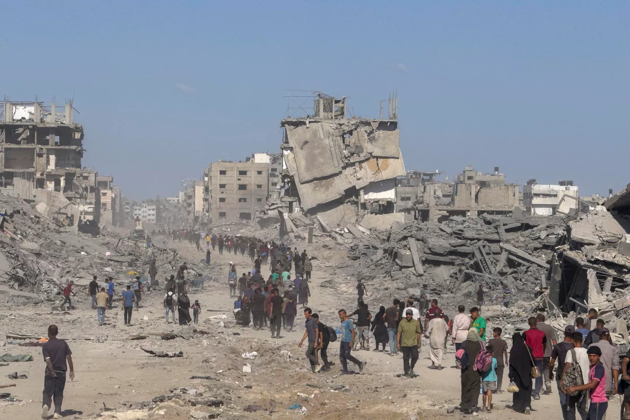 FOTODELDÍA CIUDAD DE GAZA, 10/10/2025.- Miles de palestinos desplazados al sur de la Franja regresan este viernes a la asediada Ciudad de Gaza con la esperanza de encontrar en pie sus casas con motivo de la entrada en vigor del alto el fuego y la primera retirada de las tropas. EFE/Ahmad Awad
