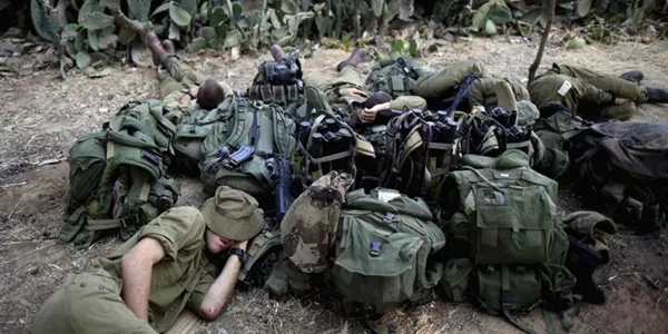 Soldadu israeldarrak atsedena hartzen. Argazkia: EFE.