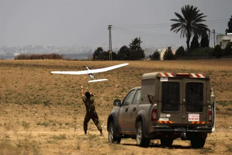 Soldadu israeldar bat dron bat aireratzen. Argazkia: EFE.