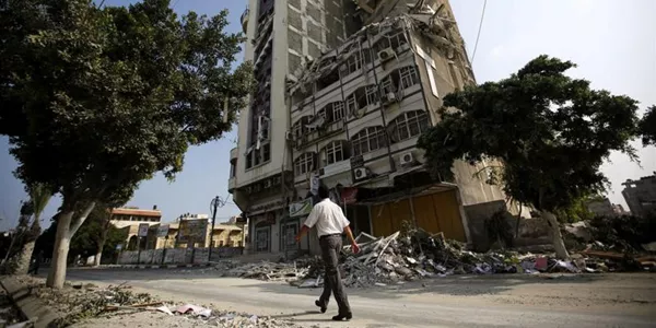 Palestinar bat eraikin suntsitu baten aurretik igarotze. Argzakia: EFE.