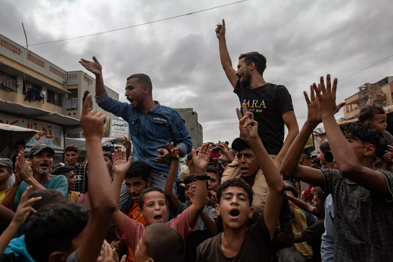 FOTODELDÍA GAZA, 09/10/2025.- Palestinos desplazados celebran el anuncio de un acuerdo de alto el fuego entre Hamás e Israel en Khan Younis, al sur de la Franja de Gaza, este jueves. El presidente de Estados Unidos, Donald Trump, anunció que Israel y Hamás han acordado la primera fase de un plan de paz para Gaza. El acuerdo incluye la liberación de rehenes israelíes y prisioneros palestinos, la retirada de las fuerzas israelíes y el envío de ayuda humanitaria a Gaza.EFE/ Haitham Imad
