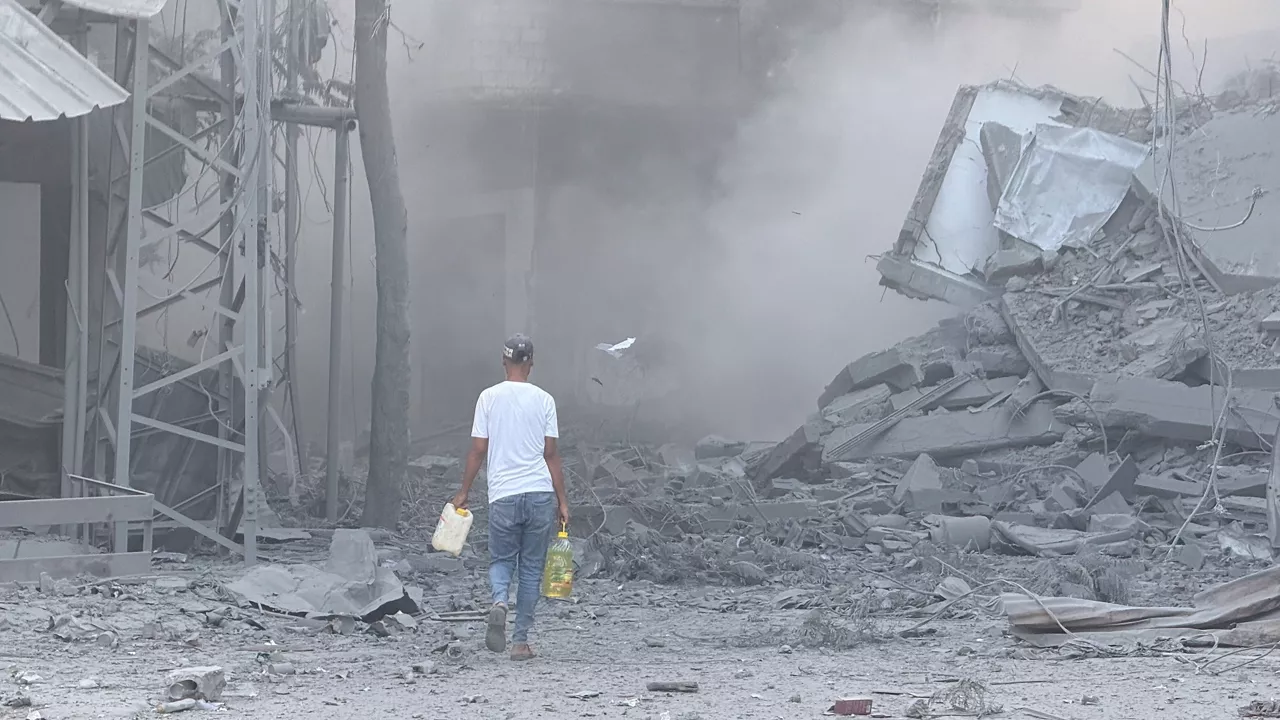 BUREIJ (GAZA Y CISJORDANIA), 19/10/2025.- Un hombre camina por los escombros tras uno de los ataques lanzados este domingo por Israel en Gaza. Concretamente contra el campamento de refugiados de Bureij, en el centro de la Franja de Gaza, donde se produjo al menos un muerto, según informó a EFE el Hospital al Adwa. El Ejército israelí lanzó este domingo varios ataques aéreos, en los que mató al menos a 20 personas, en diferentes zonas de la Franja de Gaza tras los supuestos enfrentamientos entre milicianos gazatíes y tropas israelíes de esta mañana, según informaron a EFE fuentes de los hospitales del enclave palestino. EFE/Str
