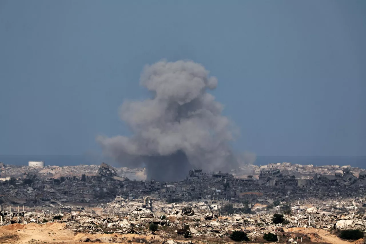 undisclosed (Israel), 16/09/2025.- Smoke rises after an Israeli airstrike on the outskirts of Gaza City, as seen from an undisclosed location on the Israeli side of the border, 16 September 2025. Israeli Prime Minister Benjamin Netanyahu confirmed during a court appearance that the Israeli military has begun a major operation in Gaza City. More than 64,800 people have been killed in the Gaza Strip since October 2023, according to the Palestinian Ministry of Health. EFE/EPA/ATEF SAFADI
