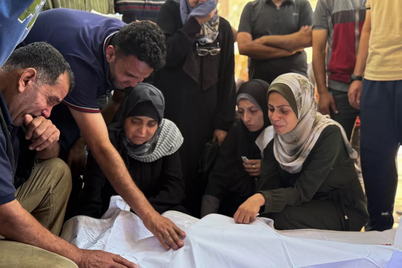 AL SHIFA (NORTE DE GAZA), 03/07/2025.- Los hospitales gazatíes han registrado al menos 81 muertos en los ataques de Israel contra la Franja de Gaza desde las primeras horas de este jueves, dijeron a EFE fuentes médicas en el enclave. En la imagen, familiares y amigos de los gazatíes fallecidos en los recientes ataques de Israel en la Franja de Gaza se congregan este jueves en los alrededores de la morgue del hospital Al Shifa para identificar y recuperar los cuerpos de sus seres queridos. EFE/ Ahmad Awad
